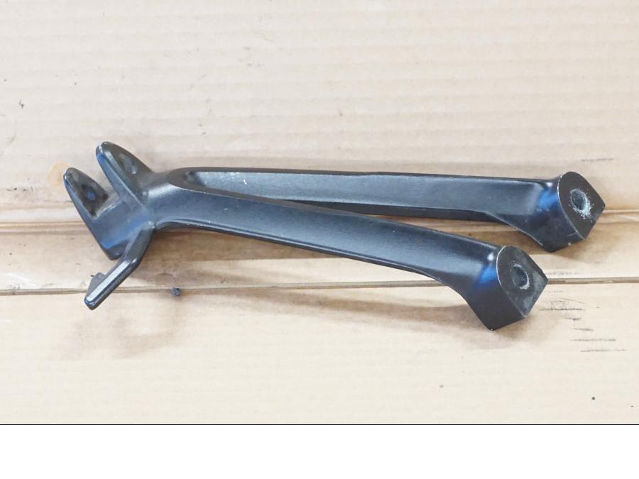 Framsidan på Fotpinnefäste från en Suzuki GSX-R 750 -2009 motorcykel.