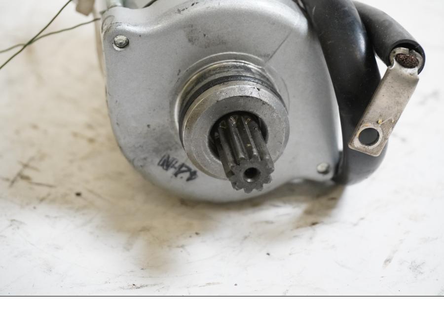 Baksidan på Startmotor från en Honda VT 750 -2004 motorcykel.