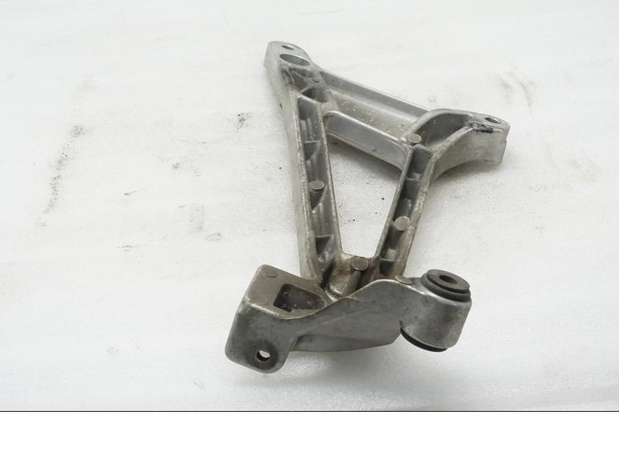 Baksidan på Fotpinnefäste från en Honda VFR 750 -1990 motorcykel.