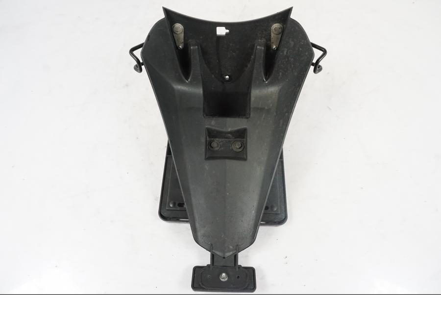 Snett nerifrån på Skylthållare från en Kawasaki ZZ-R 1400 -2009 motorcykel.