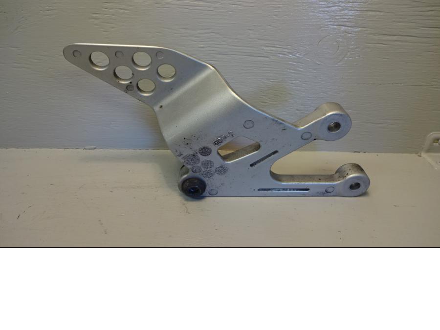 Baksidan på Fotpinnefäste från en Yamaha YZF-R 125 -2012 motorcykel.