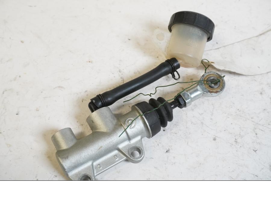 Baksidan på Bromshuvudcylinder från en KTM 990 Super Duke -2010 motorcykel.