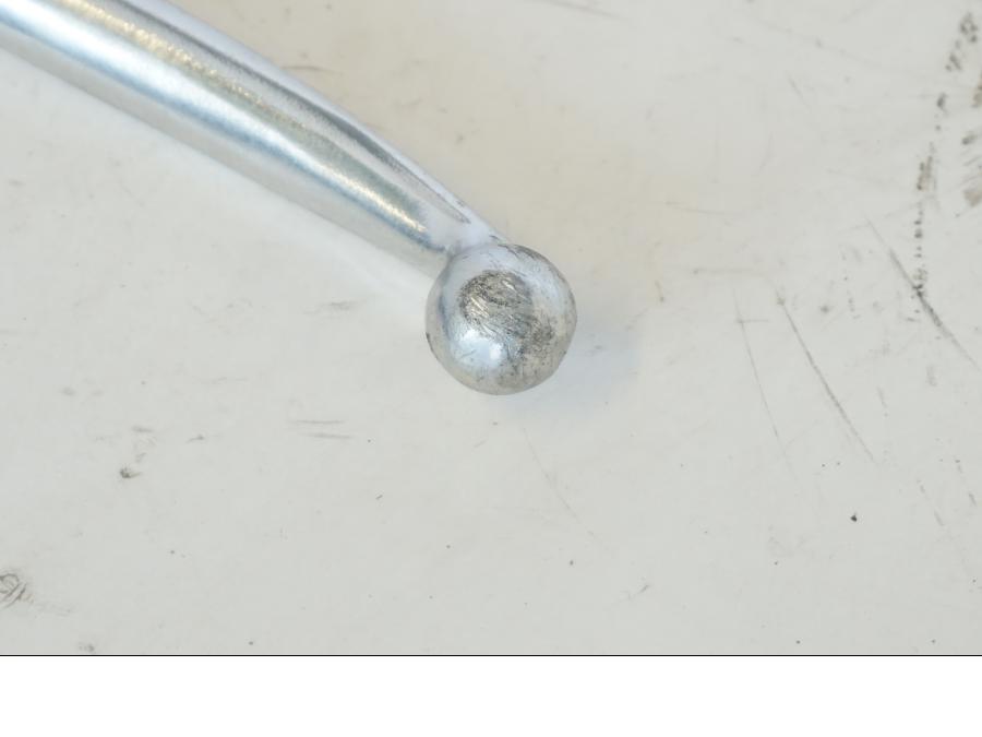 Snett nerifrån på Bromsgrepp från en Kymco Agility 125 -2019 scooter.