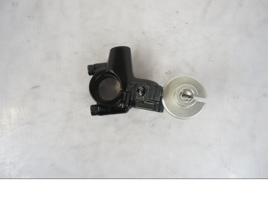 Snett nerifrån på Kopplingsklo från en Kawasaki Z 800 -2014 motorcykel.