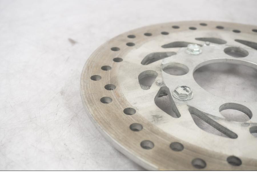 Vänster sida på Bromsskiva från en Honda VFR 800 -2008 motorcykel.