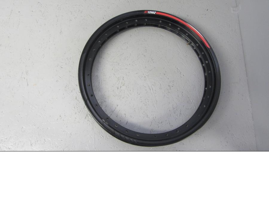 Höger sida på Fälg från en Yamaha XT 1200 Z -2013 motorcykel.