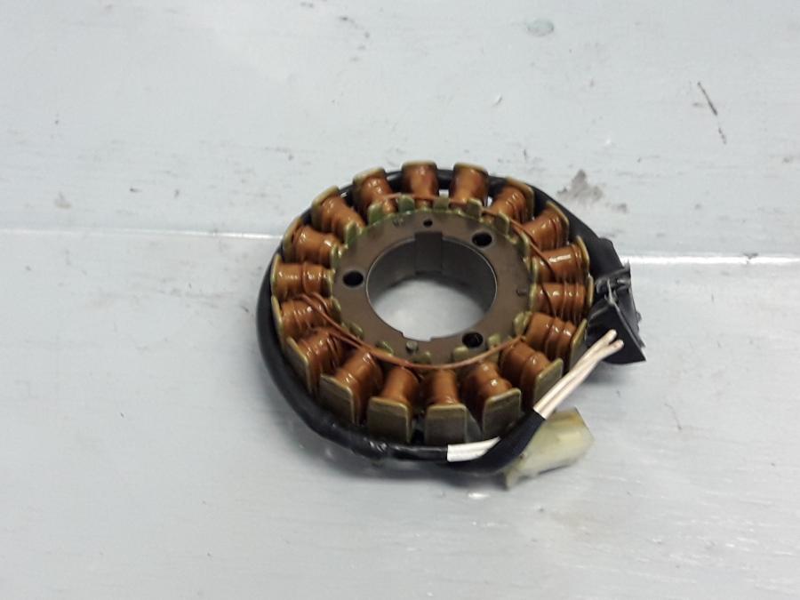 Framsidan på Generator från en Yamaha FZ-6 -2004 motorcykel.