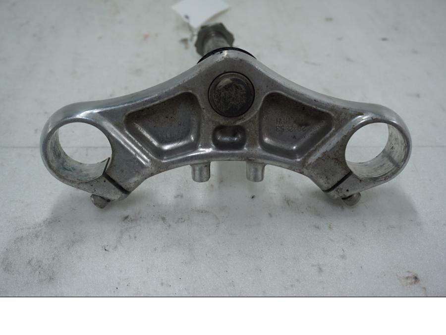 Snett uppifrån på Gaffelkrona från en Triumph Thunderbird 900 -2000 motorcykel.