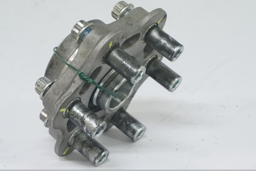 Snett nerifrån på Drevfäste från en Ducati Desert X -2022 motorcykel.