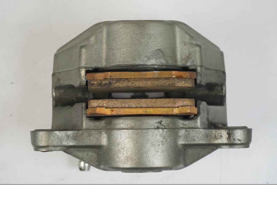 Snett nerifrån på Bromsok från en KTM 1290 Super Duke R -2018 motorcykel.