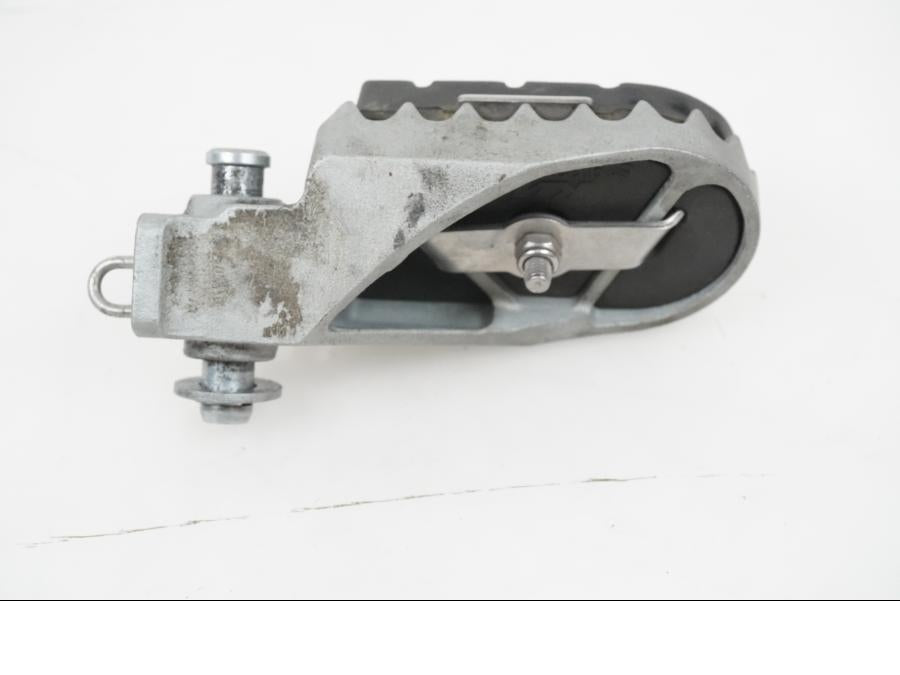 Höger sida på Fotpinne från en KTM 1290 Super Adventure S -2022 motorcykel.