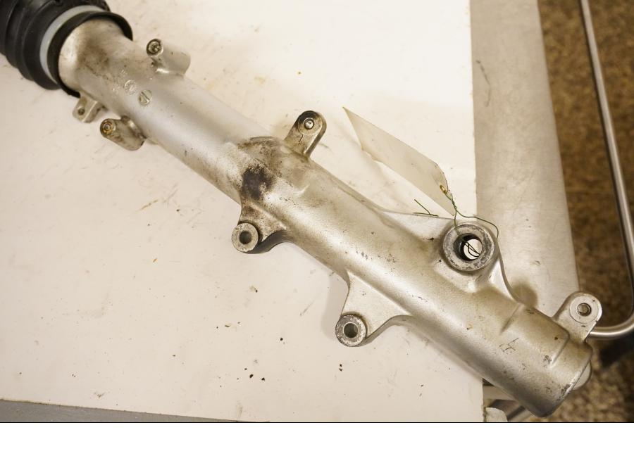 Vänster sida på Gaffelben från en Suzuki DR 650 -1995 motorcykel.