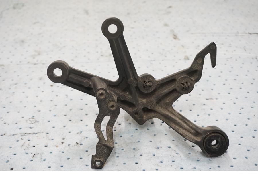 Baksidan på Fotpinnefäste från en Kawasaki Ninja H2 -2019 motorcykel.