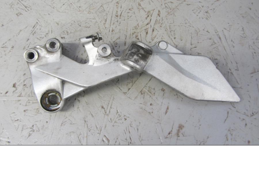 Framsidan på Fotpinnefäste från en KTM 125 Duke -2014 motorcykel.