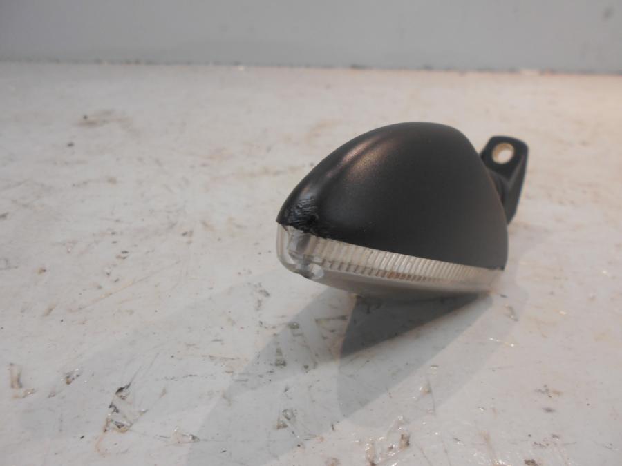 Höger sida på Blinkers från en Aprilia Tuono V4R -2016 motorcykel.