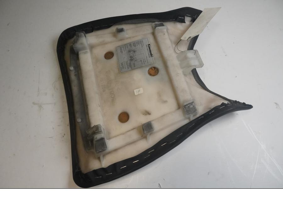 Höger sida på Sadel från en Kawasaki ZXR 750 -1993 motorcykel.