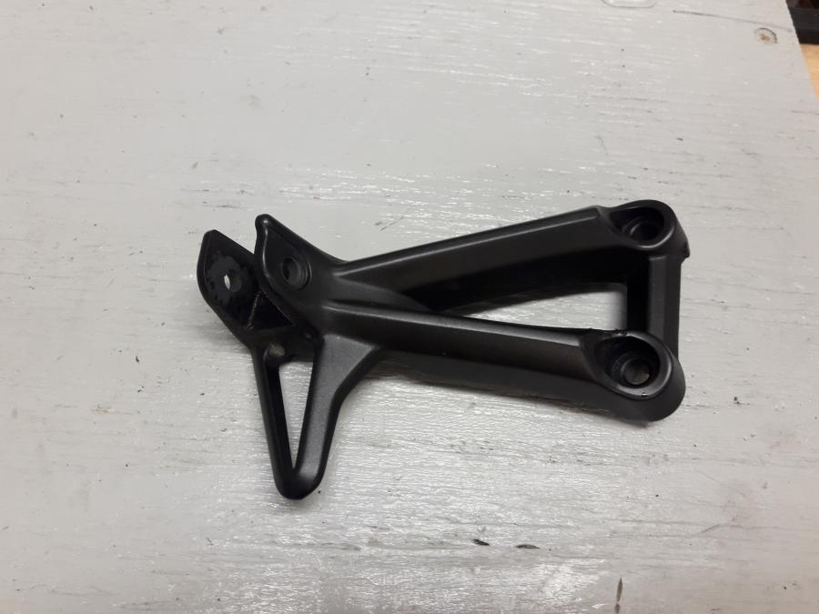 Baksidan på Fotpinnefäste från en Yamaha XSR 900 -2016 motorcykel.