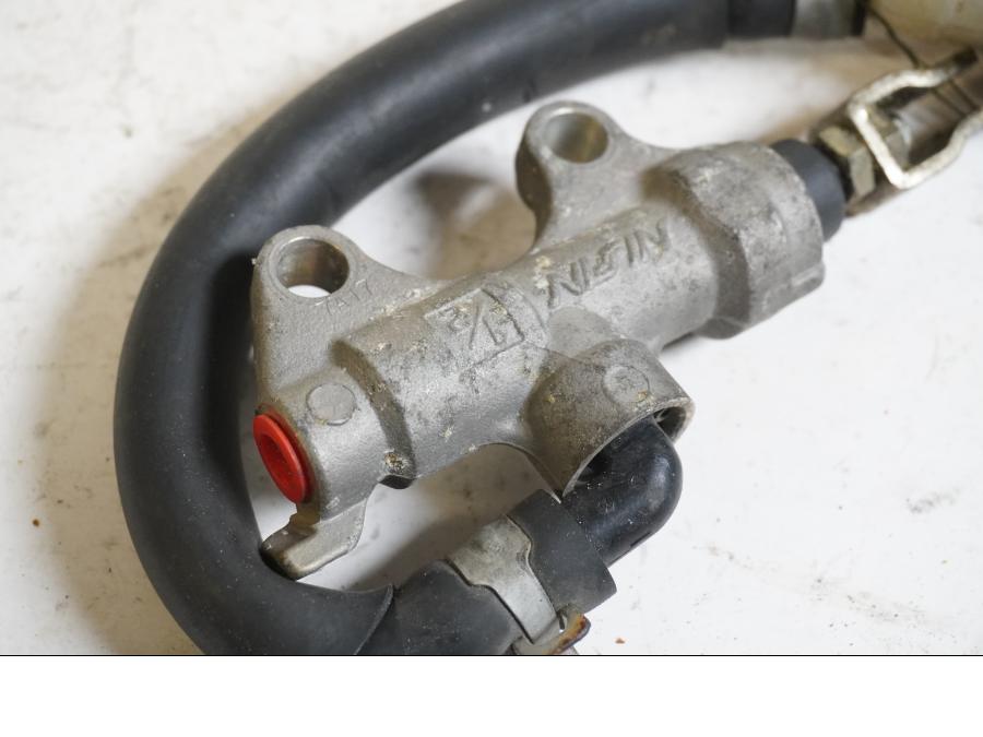 Vänster sida på Bromshuvudcylinder från en Kawasaki ZX-9R -1994 motorcykel.