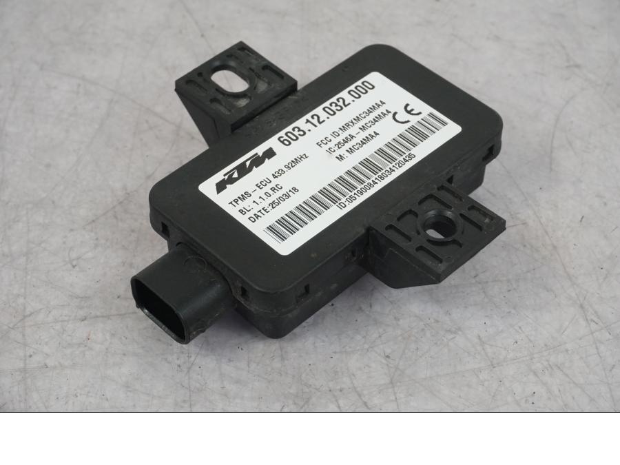 Höger sida på Däcktrycksgivare styrenhet från en KTM 1290 Super Adventure R -2018 motorcykel.