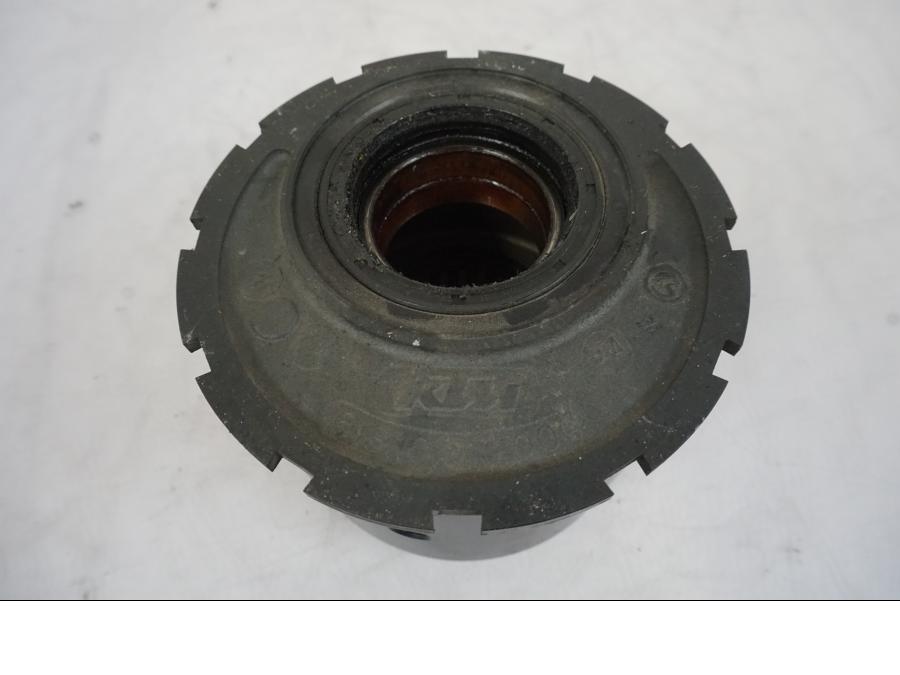 Snett nerifrån på Hjulhub från en KTM 1290 Super Duke -2019 motorcykel.