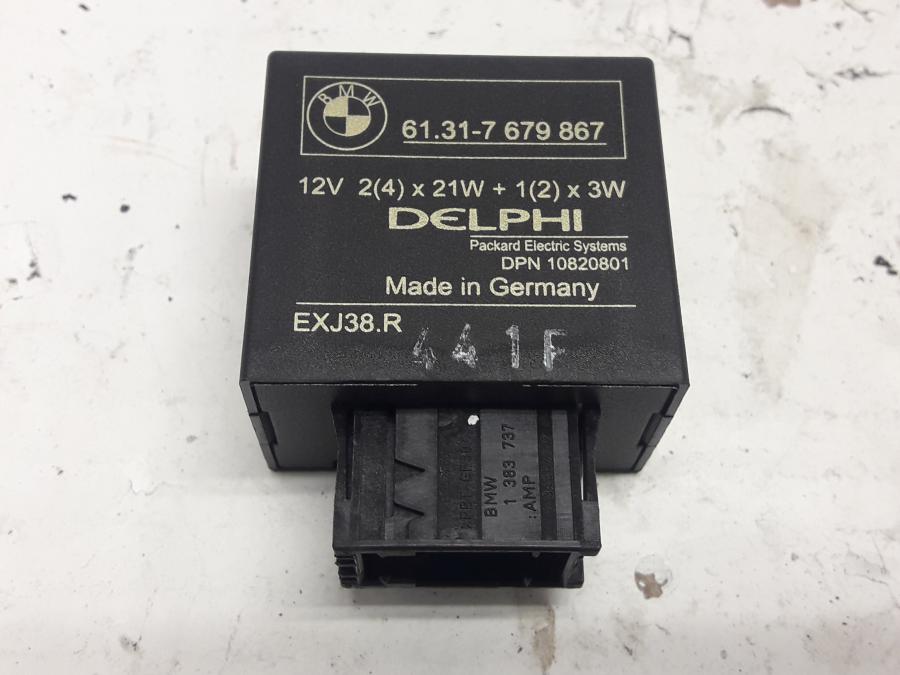 Framsidan på Blinkersrelä från en BMW K 1200 LT -2006 motorcykel.