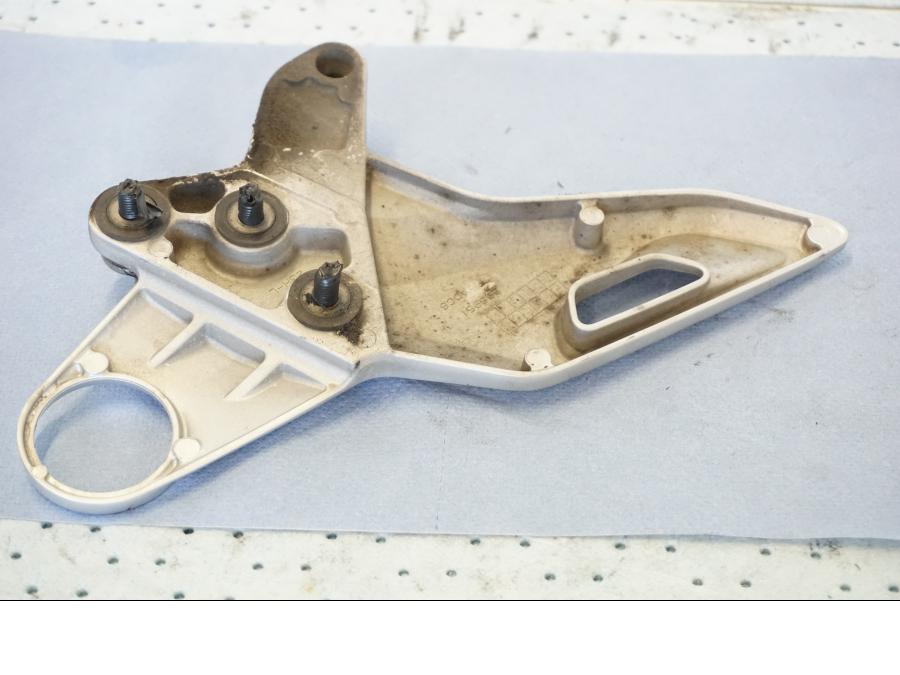 Snett nerifrÄn pÄ FotpinnefÀste frÄn en Suzuki GSX 1300 BK -2008 motorcykel.