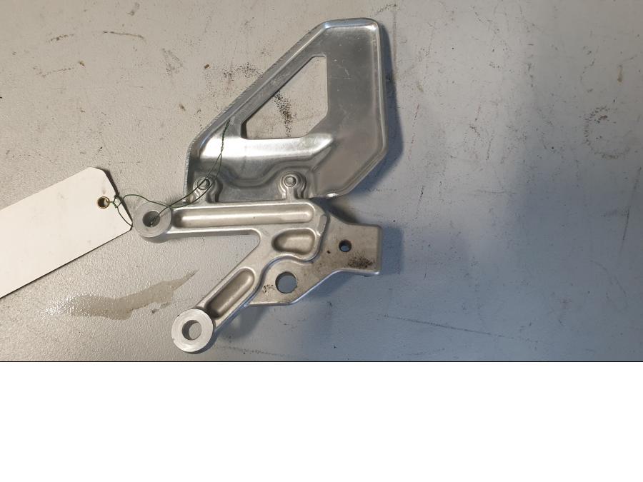 Höger sida på Fotpinnefäste från en Aprilia RSV 1000 R Tuono -2006 motorcykel.