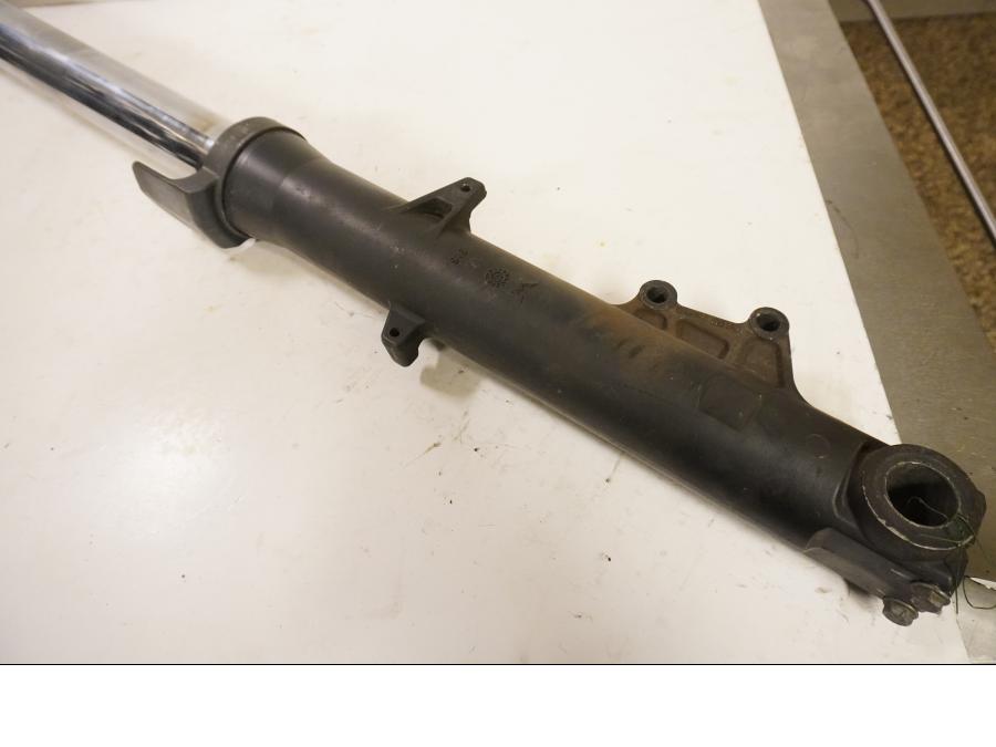 Vänster sida på Gaffelben från en Aprilia ETV 1000 -2002 motorcykel.