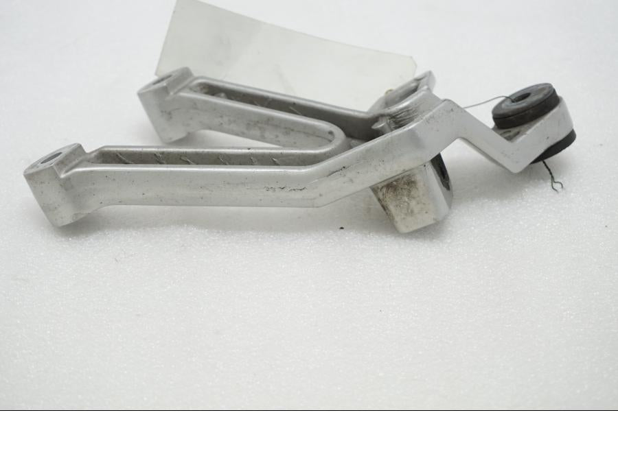 Baksidan på Fotpinnefäste från en Suzuki SV 1000 -2007 motorcykel.