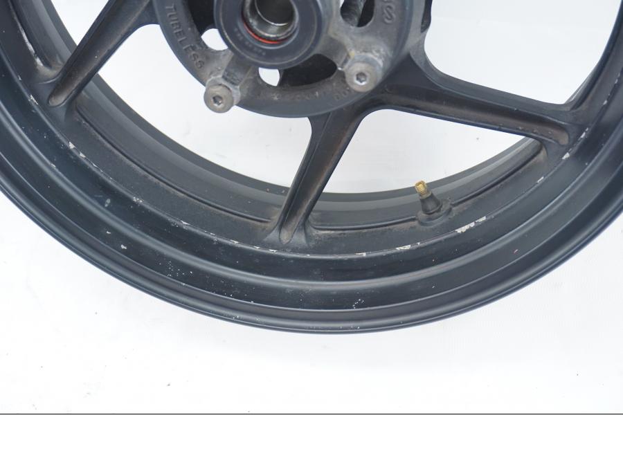 Vänster sida på Fälg från en Kawasaki ZX-6R -2008 motorcykel.