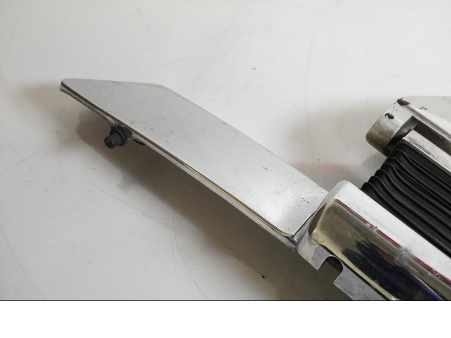 Snett nerifrån på Fotplatta från en Honda GL 1500 -1998 motorcykel.