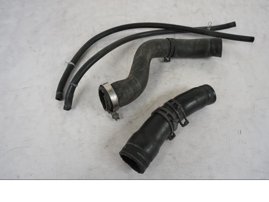 Framsidan pÄ Vattenkyl Slang Set frÄn en KTM 790 Duke -2018 motorcykel.