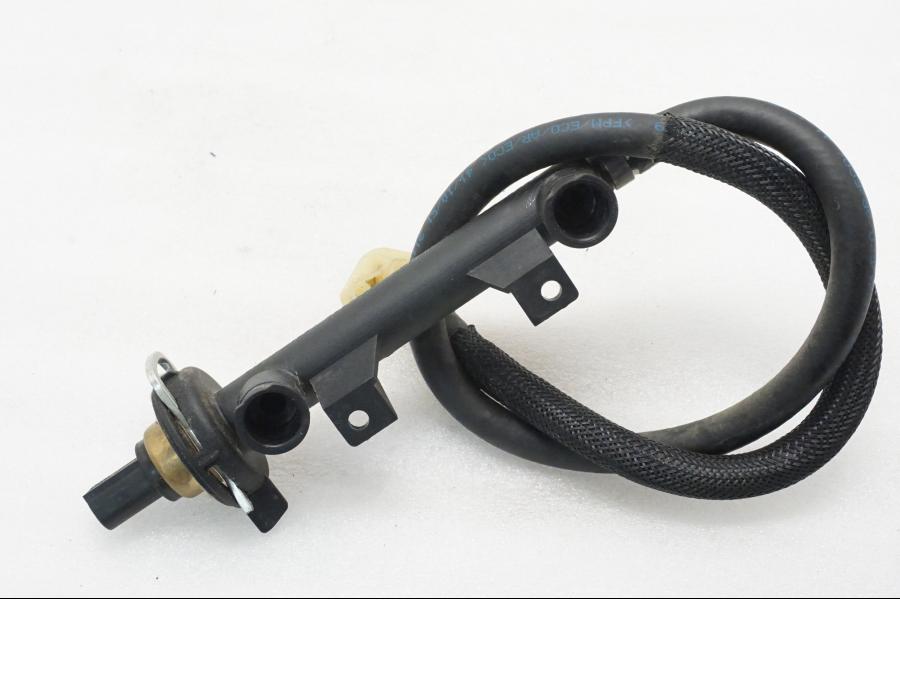 Baksidan på Fuel Rail från en BMW F 800 R -2011 motorcykel.