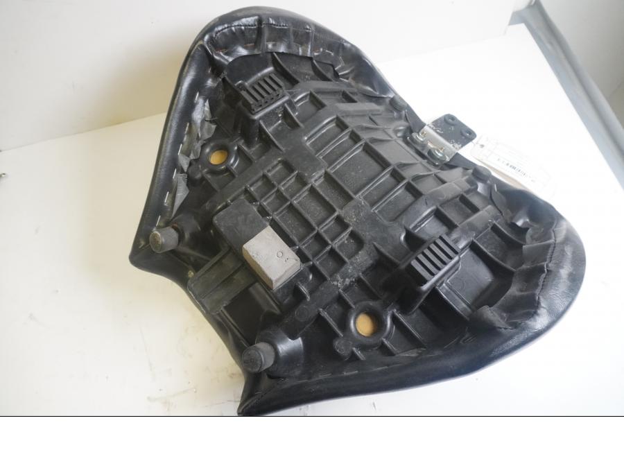 Höger sida på Sadel från en Suzuki M 800 -2007 motorcykel.