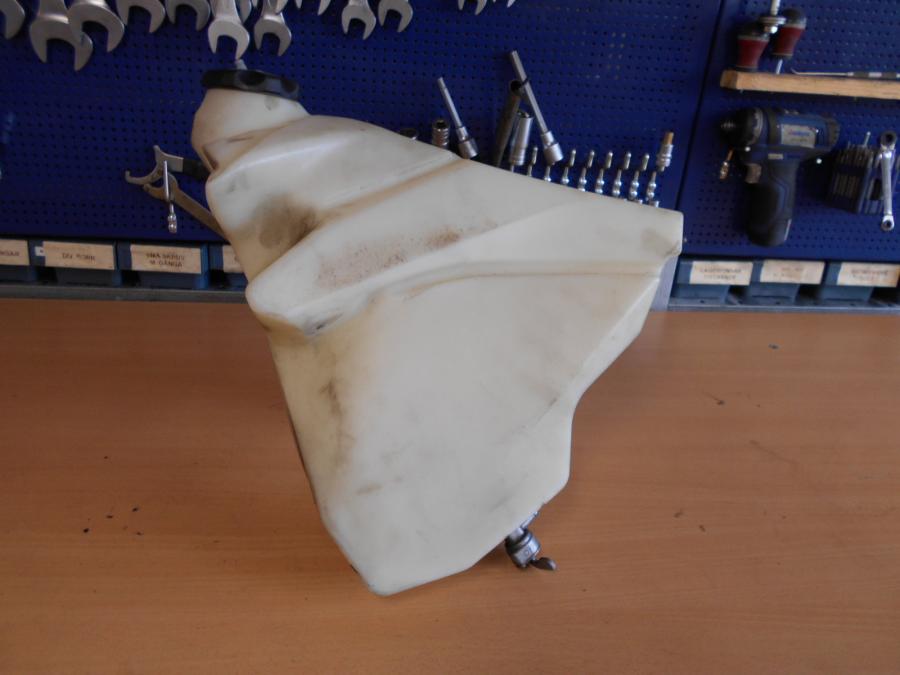 Baksidan på Bensintank från en KTM 125 EXC -2015 motorcykel.