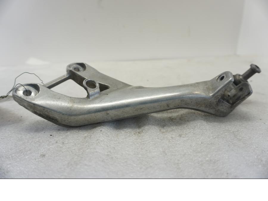 Vänster sida på Fotpinnefäste från en Honda CBR 1100 XX -1998 motorcykel.