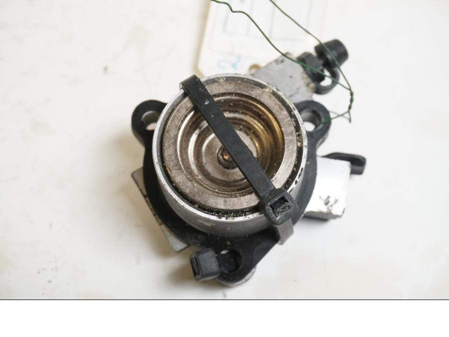 Baksidan pÄ Kopplingslavcylinder frÄn en Kawasaki ZZ-R 1400 -2007 motorcykel.