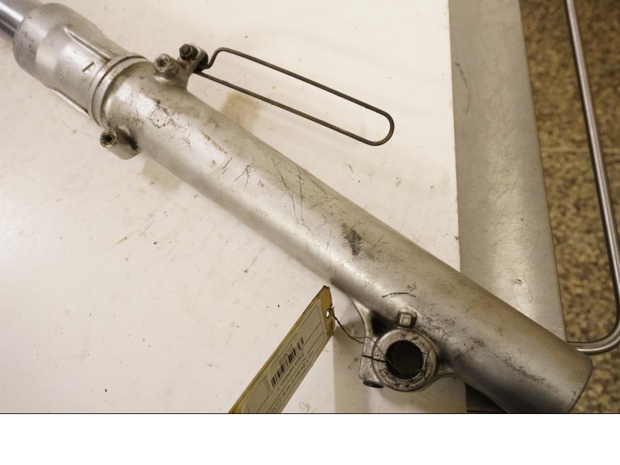 Snett nerifrån på Gaffelben från en Suzuki DR 800 S -1993 motorcykel.