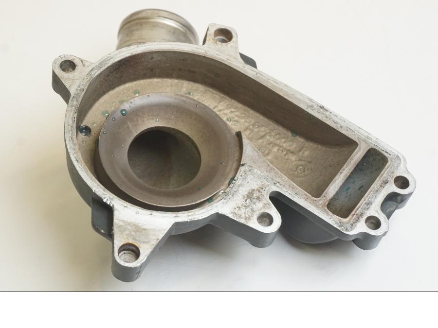 Snett uppifrÄn pÄ Vattenpump frÄn en KTM 1190 Adventure -2015 motorcykel.