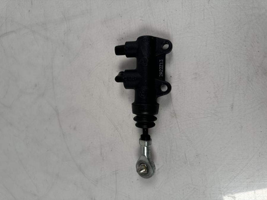 Baksidan på Bromshuvudcylinder från en KTM 1290 Super Duke R -2022 motorcykel.