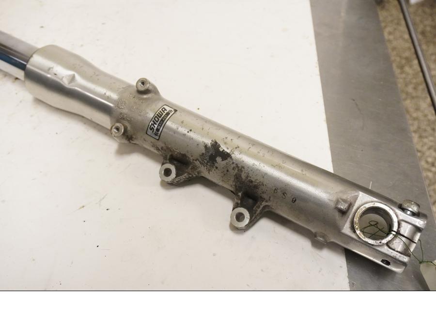 Vänster sida på Gaffelben från en Honda VT 1100 C -1997 motorcykel.