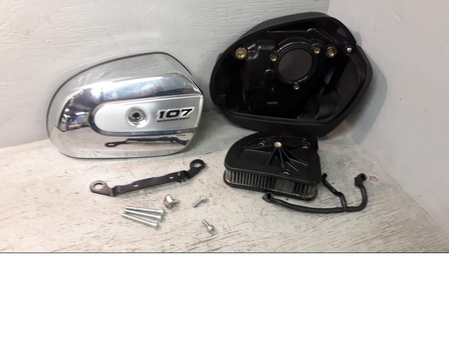 Vänster sida på Luftburk från en H-D Ultra Limited FLHTK -2016 motorcykel.