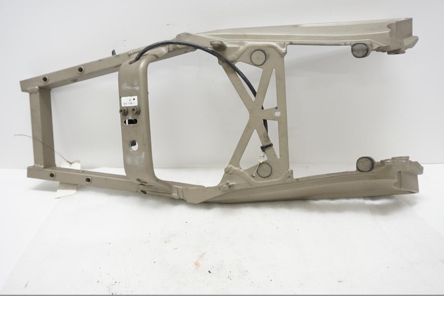 Höger sida pÄ Bakram frÄn en Yamaha TDM 900 -2002 motorcykel.