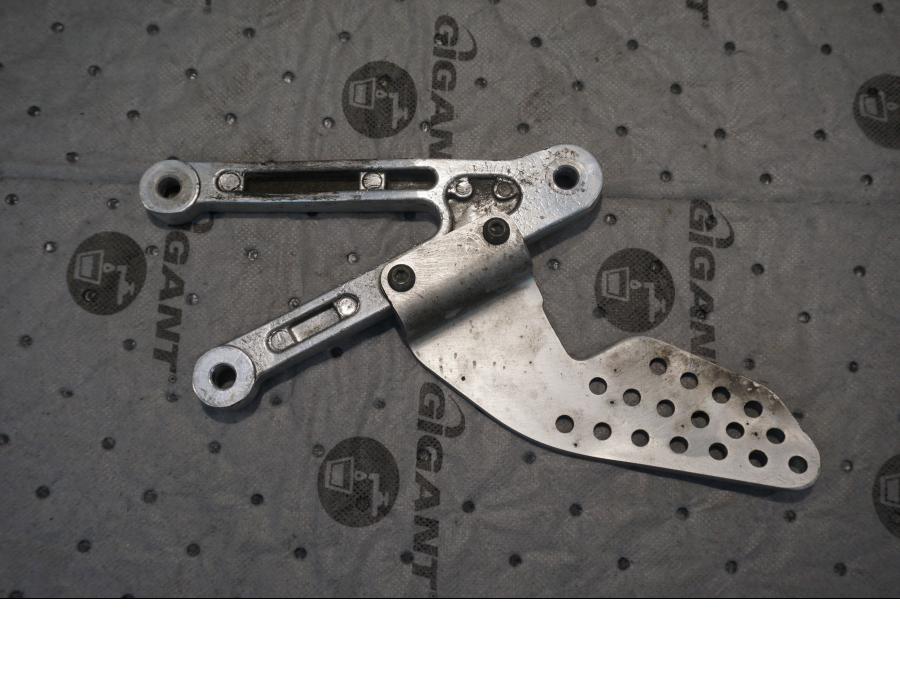 Baksidan på Fotpinnefäste från en Yamaha YZF 1000 R1 -2001 motorcykel.