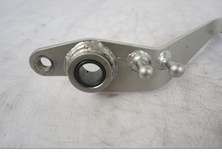 Snett nerifrån på Bromspedal från en Kawasaki Z 800 -2014 motorcykel.