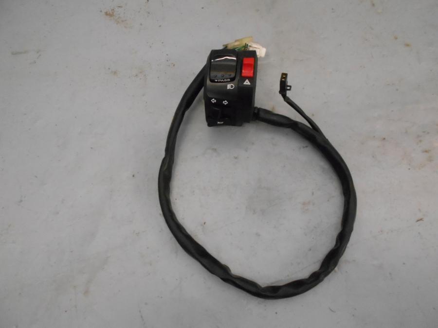 Baksidan på Styrelreglage från en Suzuki DL 650 -2013 motorcykel.