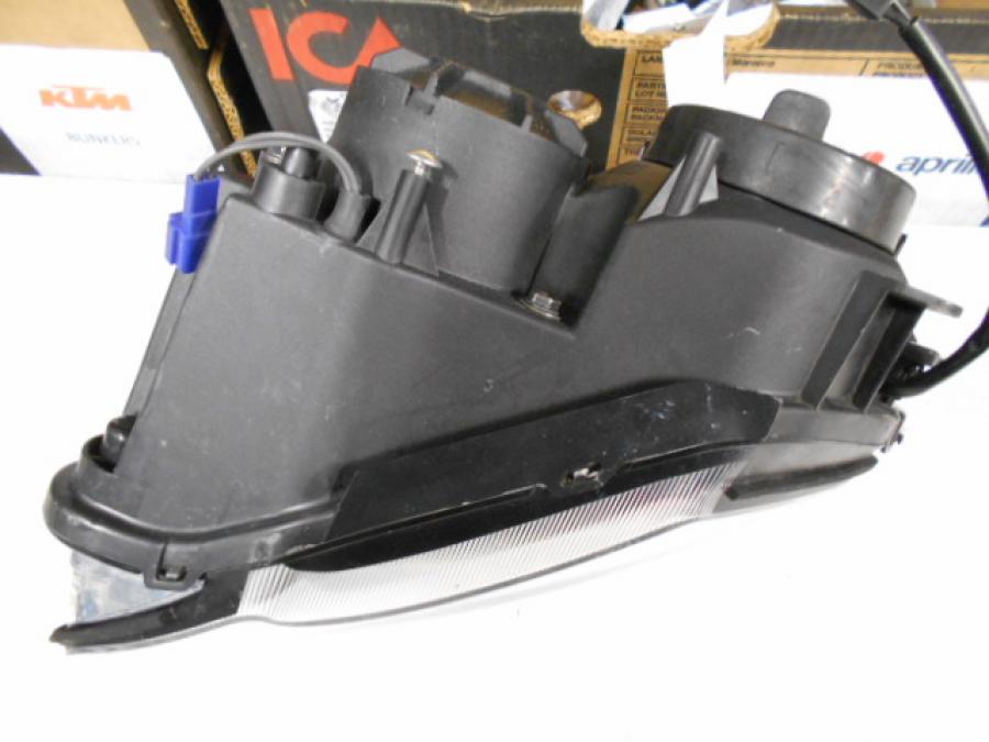 Snett nerifrån på Strålkastare från en Yamaha YZF 1000 R1 -2007 motorcykel.