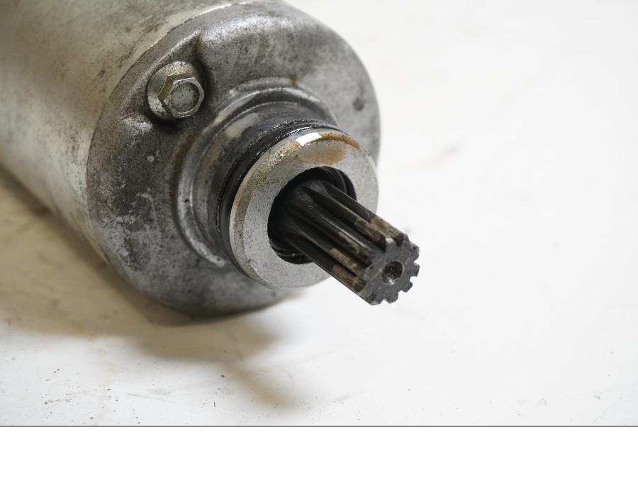 Baksidan på Startmotor från en Triumph Daytona 650 -2005 motorcykel.