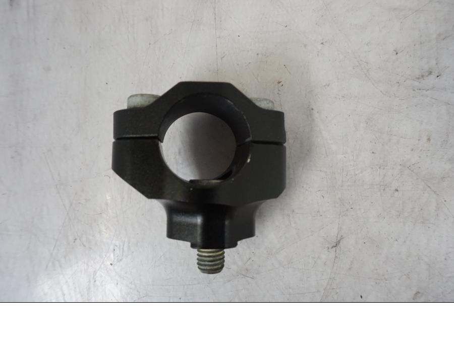 Vänster sida på Styrfäste från en KTM 1290 Super Duke R -2023 motorcykel.