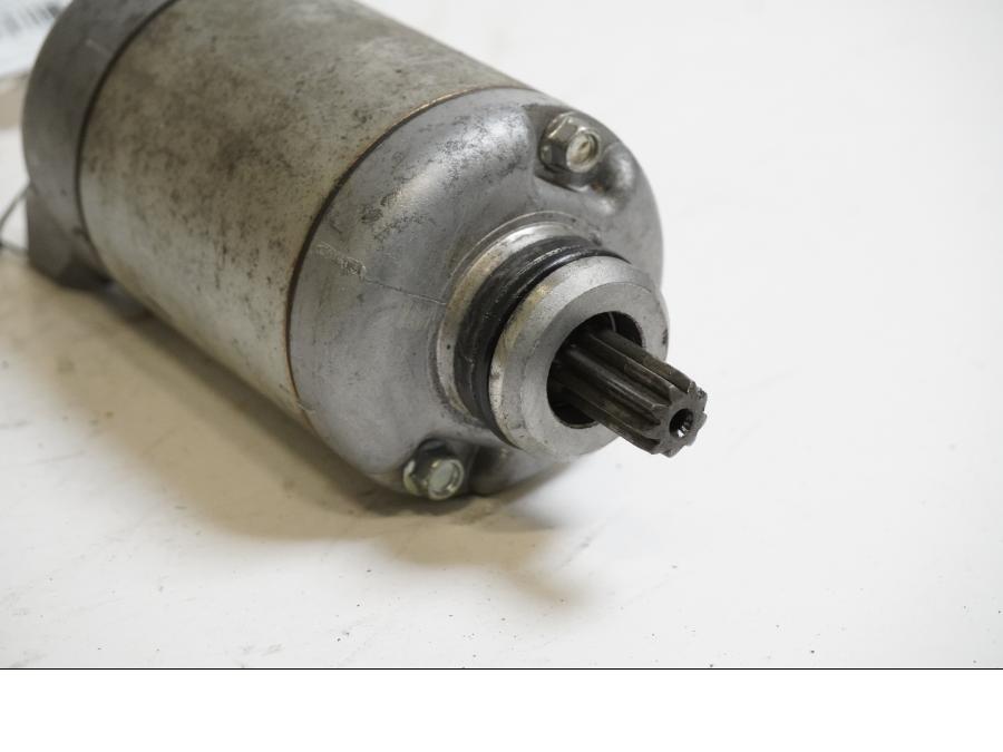 Baksidan på Startmotor från en Honda CBR 1000 RR -2005 motorcykel.